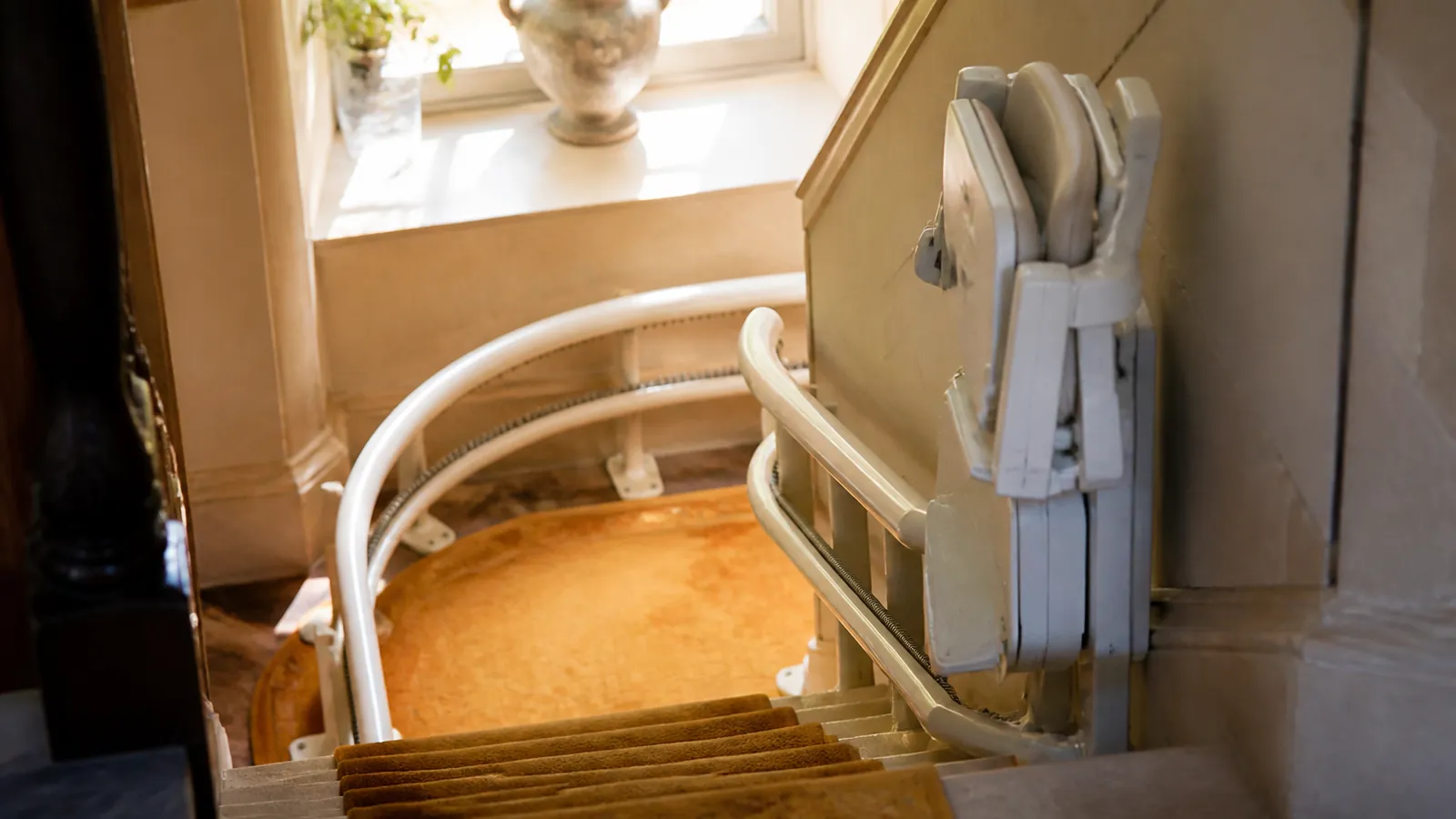 Curved stair lift rail around a landing, the price-driving detail of an installation